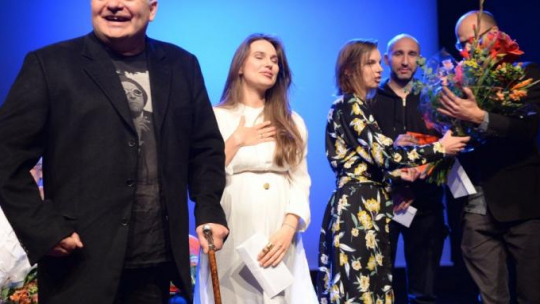 Krzysztof Globisz (L) wraz z twórcami spektaklu "Wieloryb The Globe" zostali uhonorowani Nagrodą Specjalną miesięcznika "Teatr". Fot. PAP/J. Turczyk  