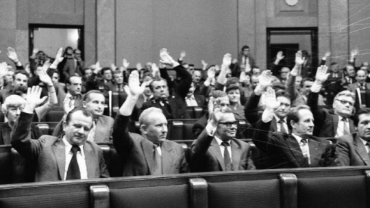 Warszawa, 1982-10-08. Posłowie głosują nad ustawą o związkach zawodowych. NSZZ "Solidarność" i inne związki zawodowe zostały zdelegalizowane. PAP/CAF/Z. Matuszewski