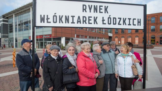 Tablica z nazwą „Rynek Włókniarek Łódzkich” została odsłonięta przez prezydent Łodzi Hannę Zdanowską wraz z łódzkimi włókniarkami na rynku Manufaktury. Fot. PAP/G. Michałowski 