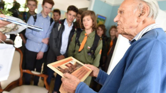  Ppłk Zbigniew Makowiecki w swoim londyńskim mieszkaniu, gdzie odwiedzili go harcerze warszawskiego gimnazjum im. Batorego. Makowiecki jest byłym drużynowym Warszawskiej Drużyny Harcerskiej "Pomarańczarnia", do której należeli Janek Bytnar "Rudy", Aleks Dawidowski "Alek" i Tadeusz Zawadzki "Zośka". Fot. PAP/G. Michałowski