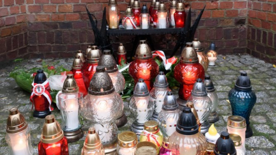 Akcja "Zapal Znicz Pamięci" w Muzeum Martyrologii Wielkopolan w Forcie VII - znicze pod Ścianą Śmierci. Fot. PAP/J. Kaczmarczyk 
