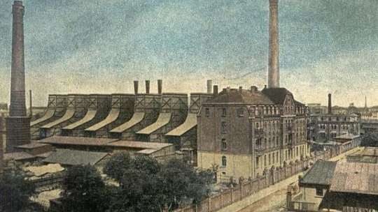 Elektrownia miejska w Łodzi (późniejsza EC 1) przy ul. Targowej 1/3 na starej pocztówce. Źródło: Wikimedia Commons