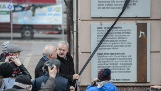 Odsłonięcie tablicy upamiętniającej ofiary obozu pracy na Flugplatzu. Fot. PAP/W. Pacewicz