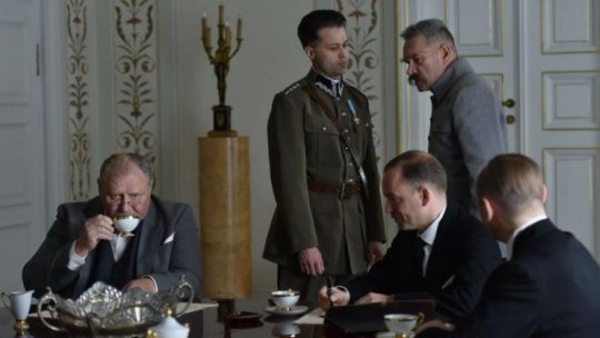 Scena ze spektaklu "Marszałek". Źródło: Teatr Telewizji