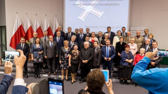 Uroczystość wręczenia Krzyży Wolności i Solidarności w Bydgoszczy. Fot. PAP/T. Żmijewski