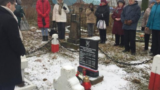 Uroczystość poświęcenia odrestaurowanej tablicy na cmentarzu w Miadziole ku czci żołnierzy poległych podczas wojny polsko-bolszewickiej 1920 r. Źródło: Ambasada RP w Mińsku