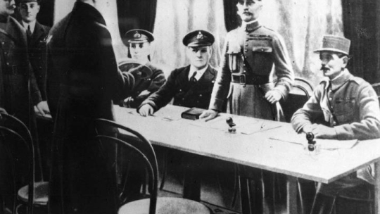 11. 11.1918 r. Podpisanie zawieszenia broni w wagonie w Compiègne. Fot. PAP/CAF