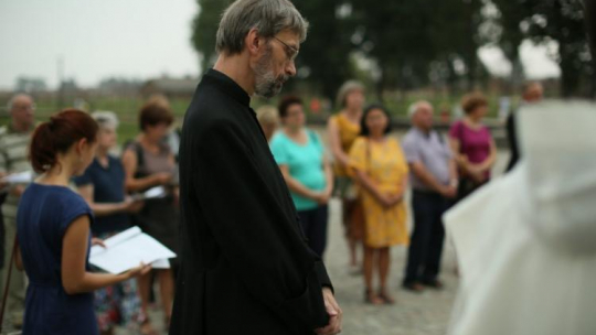 Ks. Manfred Deselaers (C) podczas modlitwy przed Międzynarodowym Pomnikiem Ofiar Faszyzmu na terenie dawnego obozu zagłady Auschwitz-Birkenu 09.08.2013. Fot. PAP/S. Rozpędzik