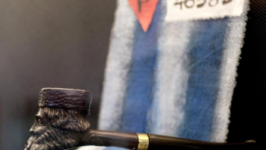 Wykonana z hebanu fajka polskiego więźnia obozu w Dachau, przedstawiająca starotestamentowego Jakuba na wystawie fajek i cygarniczek w Muzeum Dzwonów i Fajek w Przemyślu. Fot. PAP/D. Delmanowicz