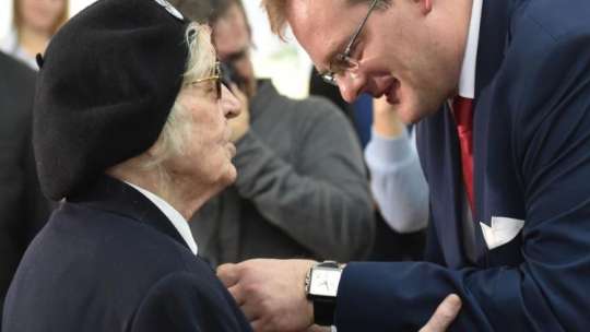 Szef Urzędu do Spraw Kombatantów i Osób Represjonowanych Jan Józef Kasprzyk wręcza medal "Pro Patria" harcmistrz Irenie Piotrowskiej - Wesołowskiej podczas uroczystości w Muzeum Czynu Zbrojnego w Krakowie. Fot. PAP/J. Bednarczyk