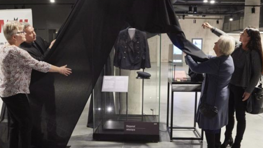 Córka kpt. Antoniego Kasztelana Maria Kasztelan-Janczewska (2P) i wnuczka Anna Bellwon (P) wraz z zastępcą dyrektora Muzeum II Wojny Światowej Tomaszem Glinieckim (2L) i wicedyrektor Szkoły Podstawowej nr 6 w Wejherowie Bożeną Kowalską (L) odsłaniają "eksponat miesiąca" - kurtkę mundurową i czapkę Marynarki Wojennej RP oraz przedmioty osobiste należące do kapitana Antoniego Kasztelana w Muzeum II Wojny Światowej w Gdańsku. Fot. PAP/A. Warżawa