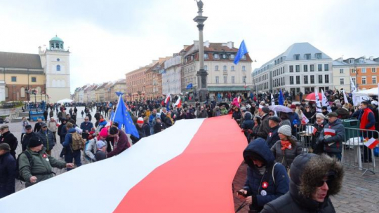 Zgromadzenie pod hasłem „Niepodległa, Europejska”, zorganizowane przez Komitet Obrony Demokracji z okazji Święta Niepodległości na Pl. Zamkowym w Warszawie. 1.11.2017. Fot. PAP/S. Leszczyński