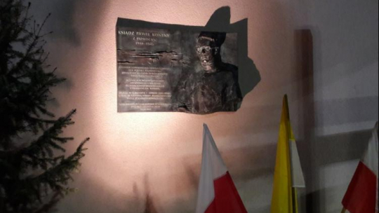 Tarlica w Tychach upamiętniająca ks. Pawła Kontnego. Fot. Marek Błoński