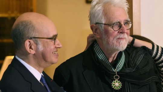 Ambasador Francji w Polsce Pierre Levy (L) wręczył Order Sztuki i Literatury reżyserowi teatralnemu Krystianowi Lupie. Fot. PAP/R. Pietruszka