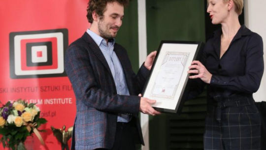 Paweł Maślona odbiera nagrodę Perspektywa im. Janusza "Kuby" Morgensterna z rąk dyrektor PISF Izabeli Kiszki-Hoflik. Fot. PAP/L. Szymański