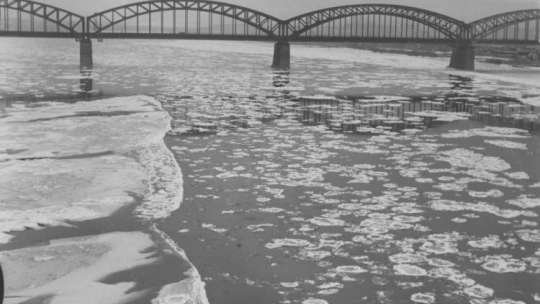 Most średnicowy na Wiśle w Warszawie. 12.1937 r. Fot. NAC