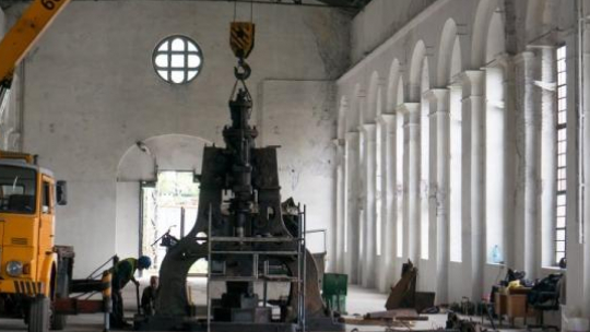 Montaż XIX-wiecznego młota parowego w powstającym w dawnej elektrowni Huty Królewskiej w Chorzowie Muzeum Hutnictwa. 2014 r. Fot. PAP/A. Grygiel