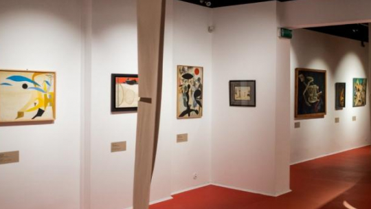 Wystawa „Zwrotnica. Początki neoawangardy na Górnym Śląsku” w starej siedzibie Muzeum Śląskiego w Katowicach. Fot. PAP/A. Grygiel