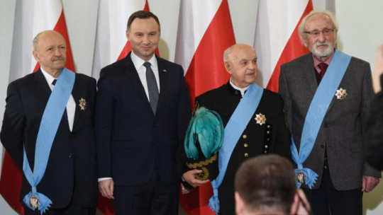 Prezydent Andrzej Duda i odznaczeni Orderem Orła Białego: ks. Bernard Czernecki (2P), aktor Franciszek Pieczka i rzeźbiarz Andrzej Pityński (L). Warszawa, 11.11.2017. Fot. PAP/R. Pietruszka