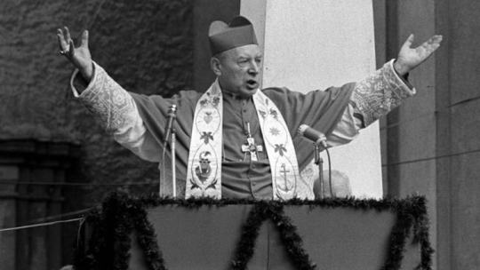ROK 1966. OBCHODY MILENIJNE. KARDYNAŁ STEFAN WYSZYŃSKI PRZEMAWIA DO WIERNYCH W TRZEBNICY. Fot. PAP/E. Wołoszczuk