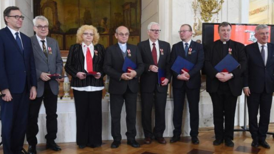Prezes IPN Jarosław Szarek (L) i marszałek Senatu Stanisław Karczewski (P) oraz laureaci nagród "Świadek Historii" - od lewej: syn Hanny Zbirohowskiej-Kościa, Wanda Seliwanowska, ks. Zdzisław Malczewski, wiceprezes Instytutu Józefa Piłsudskiego w Ameryce Marek Zieliński, Andrzej Grodzki oraz ks. Krzysztof Pożarski podczas uroczystości wręczenia nagród. Fot. PAP/R. Pietruszka