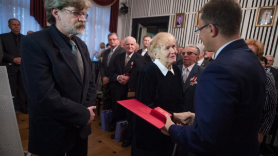 Syn oficera WP, dowódcy Egzekutywy w Kedywie AK w Wilnie Piotr Urbankiewicz (L) i żona Janina Urbankiewicz (C) odbierają pośmiertnie nagrodę "Świadek historii" dla ppłk Jerzego Urbankiewicza z rąk szefa łódzkiego oddziału IPN Dariusza Roguta. Fot. PAP/G. Michałowski