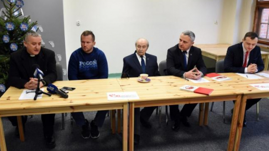Konferencja prasowa inaugurująca powstanie Szczecińskiego Komitetu Narodowych Obchodów 100. Rocznicy Odzyskania Niepodległości Państwa Polskiego -  od lewej ks. Tomasz Kancelarczyk z Fundacji Małych Stópek, Robert Rusiniak z organizacji Patriotyczna Pogoń Szczecin, harcerz Szarych Szeregów mjr Zbigniew Piasecki ps. Czekolada, prezes komitetu Grzegorz Kozak i jego rzecznik Krzysztof Rudzki. Fot. PAP/M. Bielecki