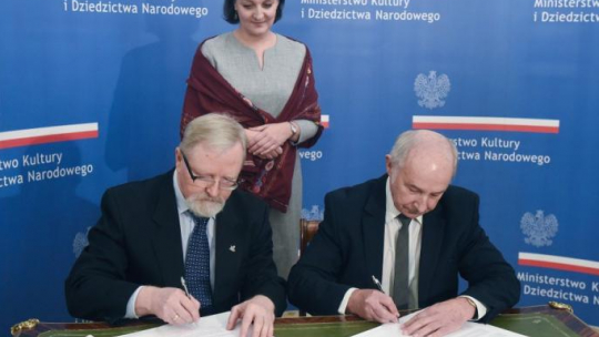 Darczyńca dr inż. Krzysztof Grabowiecki (L), wiceminister kultury i dziedzictwa narodowego Magdalena Gawin i dyrektor Archiwum Akt Nowych dr Tadeusz Krawczak podczas przekazania dokumentów dot. działalności petersburskiego Koła Towarzystwa Opieki nad Zabytkami Przeszłości w Warszawie z okresu 1916-21 do AAN w siedzibie MKiDN w Warszawie. Fot. PAP/R. Pietruszka