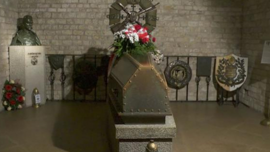 Sarkofag Józefa Piłsudskiego w krypcie Pod Wieżą Srebrnych Dzwonów. Fot. Serwis Wideo PAP