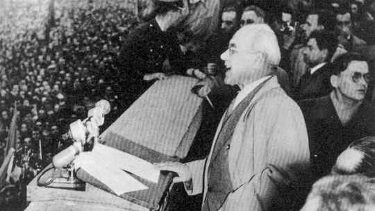 Władysław Gomułka podczas wiecu na Placu Defilad w Warszawie 24 października 1956 r. Źródło: Wikimedia Commons