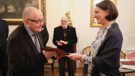 Wiceminister kultury Magdalena Gawin wręczyła w MKiDN akty powołania do Rady Programowej Państwowego Instytutu WydawniczegoFot. Danuta Matloch. Źródło: MKiDN