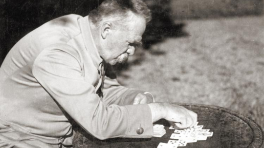 Józef Piłsudski układa pasjansa. Źródło: NAC