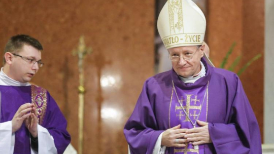 Biskup Adam Wodarczyk. Mszą w kościele pw. Podwyższenia Krzyża Świętego rozpoczęły się w Katowicach główne obchody 36. rocznicy pacyfikacji kopalni "Wujek". Fot. PAP/D. Gajda 