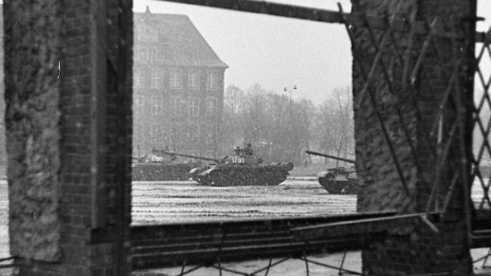 Grudzień'70 w Elblągu: czołgi na pl. Jedności Narodu (obecnie pl. Konstytucji) przed gmachem sądu. Fot. IPN
