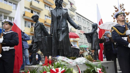 Uroczystość odsłonięcia Pomnika Gdynian Wysiedlonych przy dworcu kolejowym w Gdyni. 14.10.2014. Fot. PAP/A. Warżawa