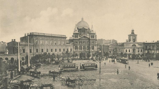 Fotografia Bronisława Wilkoszewskiego z albumu „Widoki miasta Łodzi” przedstawiająca Nowy Rynek (ob. Plac Wolności) od strony północnej w stronę ul. Piotrkowskiej. Źródło: Wikimedia Commons/Muzeum Miasta Łodzi