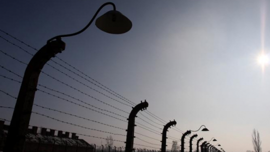 Ogrodzenie byłego obozu KL Auschwitz II. Fot. PAP/J. Bednarczyk