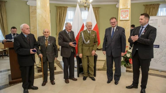 Jubileusz 100. rocznicy urodzin płk. Władysława Rokickiego w Lublinie -  od lewej: Edward Zalewski, Stanisław Dudziński, Edward Pecio, płk Władysław Rokicki, szef Urzędu do Spraw Kombatantów i Osób Represjonowanych Jan Józef Kasprzyk i wojewoda lubelski Przemysław Czarnek. Fot. Fot. PAP/W. Pacewicz