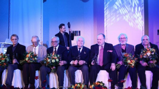 Laureaci Nagród Stowarzyszenia Filmowców Polskich - od lewej: reżyser filmów animowanych Bronisław Zeman, operator dźwięku Leszek Wronko, autor zdjęć filmowych Witold Sobociński, operator telewizyjny Tadeusz Roman, scenograf i dekorator wnętrz Maciej Putowski, aktor Franciszek Pieczka, reżyser filmów dokumentalnych Marcel Łoziński. Fot. PAP/L. Szymański