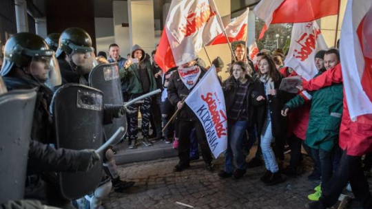Inscenizacja pacyfikacji Fabryki Samochodów Ciężarowych w Lublinie, 13 bm. zorganizowana przez Region Środkowo-Wschodni NSZZ „Solidarność w ramach obchodów 36. rocznicy wprowadzenia stanu wojennego. Fot. PAP/W. Pacewicz