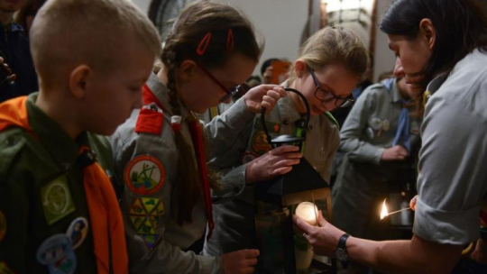 Betlejemskie Światło Pokoju. Fot. PAP/J. Kamiński