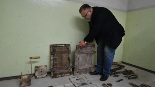 Dyrektor Muzeum Żołnierzy Wyklętych i Więźniów Politycznych PRL Jacek Pawłowicz w miejscu gdzie była szubienica, w dawnym areszcie śledczym na warszawskim Mokotowie. 28.12.2017. Fot. PAP/B. Zborowski