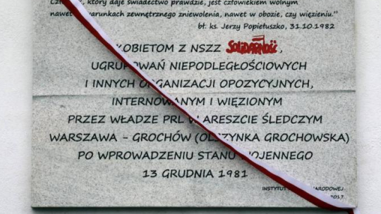 Uroczystość odsłonięcia, na terenie Aresztu Śledczego Olszynka Grochowska, tablicy upamiętniającej kobiety internowane i osadzone w areszcie na Grochowie. Fot. PAP/T. Gzell