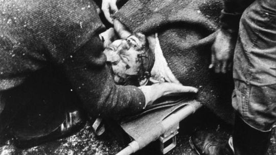 Katowice, 16.12.1981. Pacyfikacja kopalni "Wujek" i "Manifest Lipcowy" na początku stanu wojennego. Podczas pacyfikacji śmierć poniosło 9 górników. Fot. PAP/M. Janicki