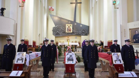 Uroczystości pogrzebowe "Trzech Komandorów" w kościele Marynarki Wojennej RP pw. Matki Boskiej Częstochowskiej w Gdyni Oksywiu. Fot. PAP/A. Warżawa 