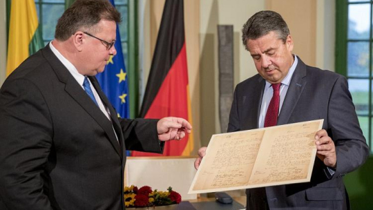 Szefowie MSZ: Litwy - Linas Linkeviczius i Niemiec - Sigmar Gabriel z oryginałem Aktu Niepodległości Litwy. 10.2017. Fot. PAP/EPA