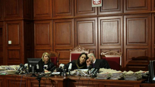 Sędzia przewodnicząca Ewa Jethon (C) ogłasza wyrok w procesie w sprawie stanu wojennego w Sądzie Okręgowym w Warszawie. 12.01.2012. Fot. PAP/B. Zborowski 