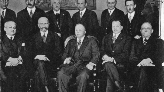 Prezydium BBWR z wizytą u marszałka Senatu Juliana Szymańskiego w 1929 r. Od lewej siedzą: Hipolit Gliwic, Walery Sławek, Julian Szymański, Marian Zyndram-Kościałkowski, Walery Roman; stoją: Henryk Loewenherz, Karol Polakiewicz, Jakub Bojko, Zdzisław Stroński, Zdzisław Lechnicki, Adam Piasecki. Źródło: Wikipedia Commons