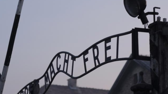 Brama byłego obozu Auschwitz I. Fot. PAP/A. Grygiel