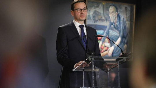Premier Mateusz Morawiecki przemawia w budynku "Sauny" na terenie byłego obozu Auschwitz II-Birkenau podczas obchodów 73. rocznicy wyzwolenia niemieckiego obozu zagłady KL Auschwitz-Birkenau. Fot. PAP/S. Rozpędzik